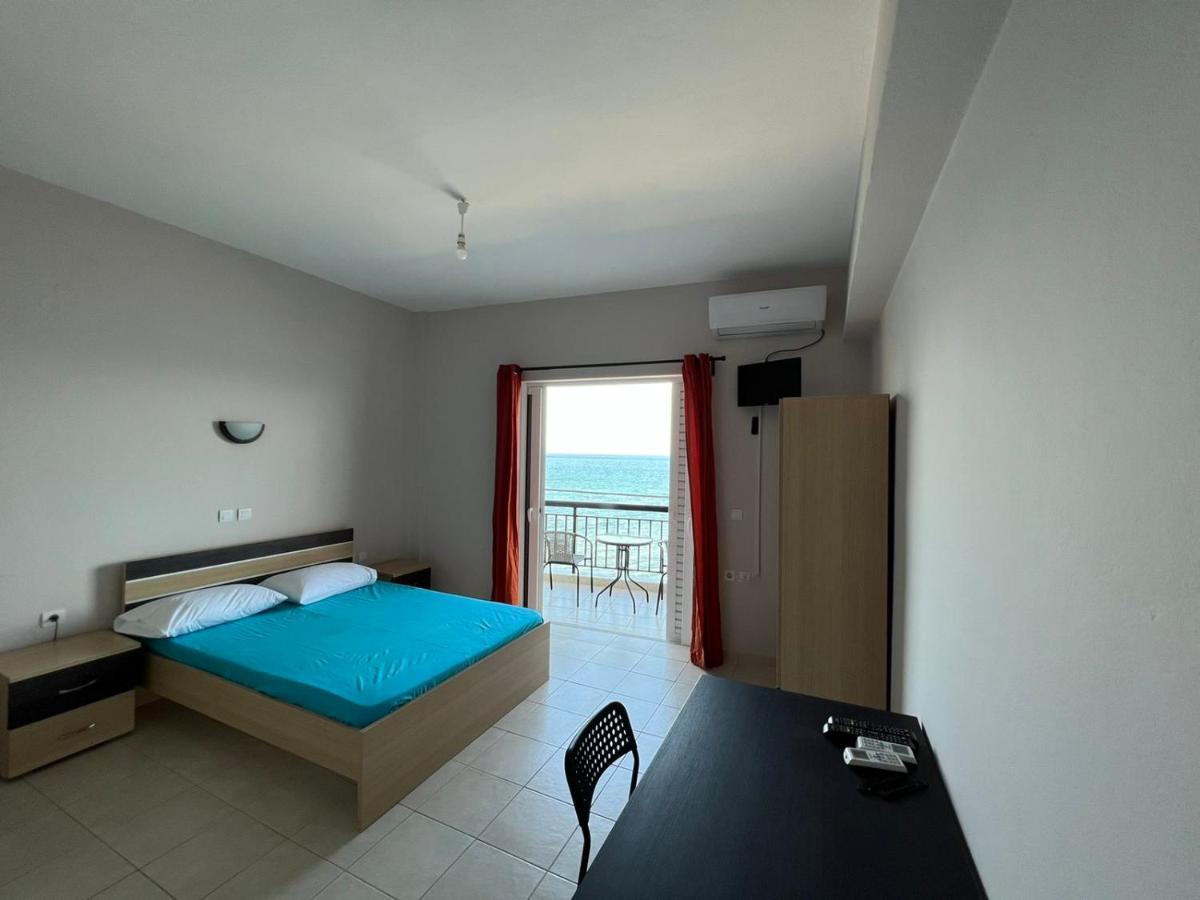 Triton Rooms Calcide Esterno foto
